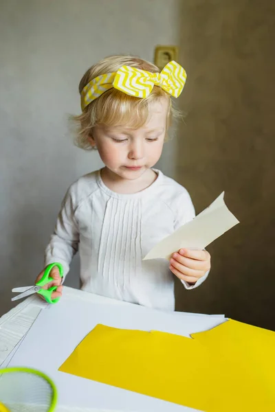 Πορτρέτο Ενός Μικρού Κοριτσιού Κόβει Έγχρωμο Χαρτί Σχολική Εργασία Για — Φωτογραφία Αρχείου