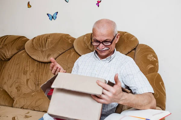 Elderly Man Surprised Contents Parcel Old Man Unpacks Parcel Home — Stock Photo, Image