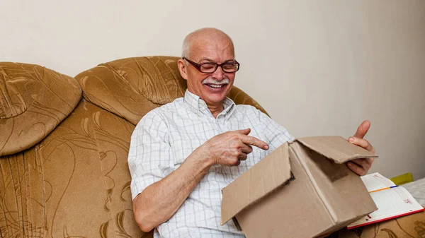 Happy Mature Elderly Man Inspects Received Parcel Old Man Sits — Stock Photo, Image