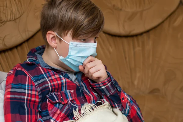 Junge Mit Schutzmaske Liegt Bett Und Hustet Kind Ist Krank — Stockfoto