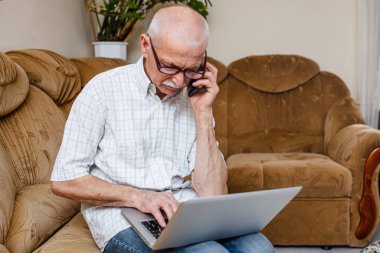 Emekli biri Kara Cuma günü dizüstü bilgisayar üzerinde çalışırken sipariş veriyor. 65 yaşında olgun bir adam emeklilik için bir iş kurmuş..