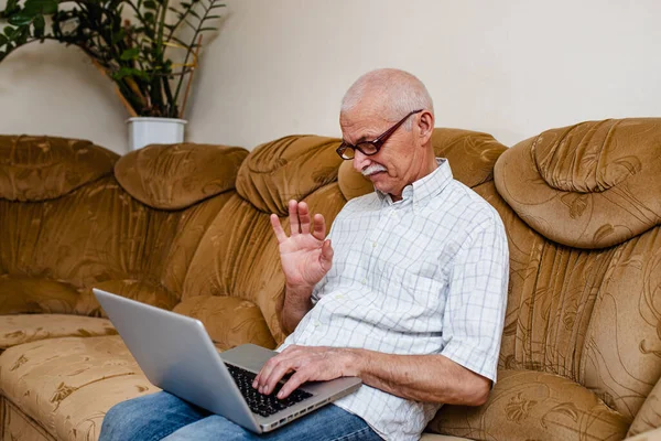 Elderly Businessman Communicates Phone Business Partners Life Retirement Old Businessman — Stock Photo, Image