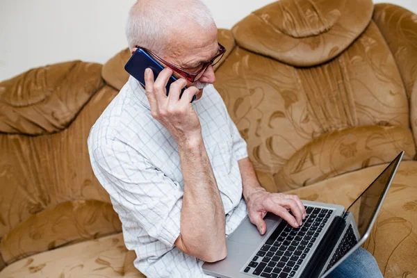 Old Man Talks Phone Discusses Logistics Business Agreement Old Tech — Stock Photo, Image