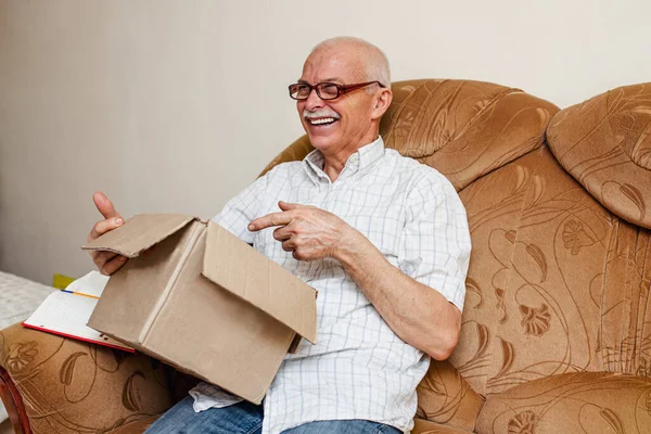 Laughing Pensioner Rejoices Order Package Cardbox Old Man Holds Open — Stock Photo, Image