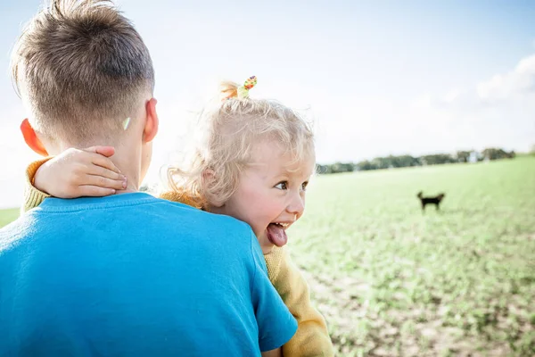 Funny Little Girl Arms Adult Boy Shows Her Tongue Child — Stock Photo, Image