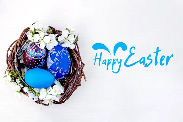 Texto Feliz Pascua Nido Con Huevos Pascua Ramas Cerezas Florecientes —  Fotos de Stock