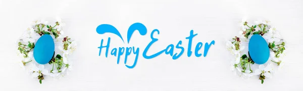 Wielkanocne Tło Gałązki Wiśni Kwitnących Białym Drewnianym Tle Jaja Żytnie — Zdjęcie stockowe