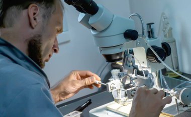 Kraliçe dölleme işlemi devam ediyor Balarısı Yapay Dölleme Cihazı. Safkan bal arıları yetiştiriyor. Suni üreme teknisyenlerinin dölleyicileri. Kraliçe arıyı hamile bırakmak için kullanılan tabancalar.