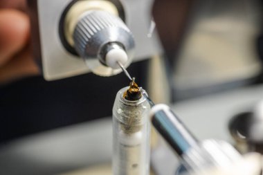 Altıncı adım. Kancalı Yapay Dölleme Aygıtı. Safkan bal arıları yetiştiriyor. Suni üreme teknisyenlerinin dölleyicileri kraliçe arıyı hamile bırakmak için kullanılan tabancalar. Döllenme aracı.