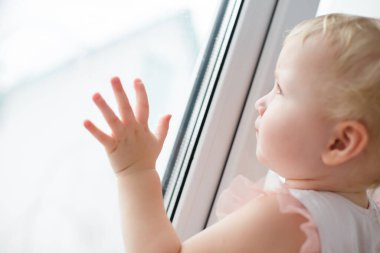 Bebek pencerede babamla buluşuyor. Pencere eşiğinde duran bir pencereden düşme tehlikesi