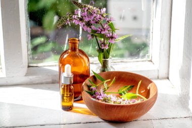 Buket Stachys palustris, marsh woundwort, palyaço yarası, Palyaço her şeyi iyileştirme, Marsh Hedgenettle, ya da pencere kenarındaki çit ısırganı. Kozmetik ve eczacı şişeleri tmedicinal bitkinin yanında.