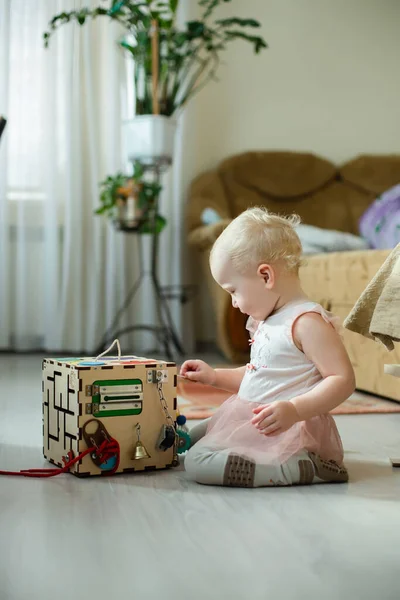 Bebé Está Jugando Con Biziboard Una Habitación Casa Montessori Juguete —  Fotos de Stock