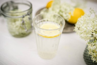 Mürver şuruplu limonata, geleneksel yaz ferahlatıcı içecek. Taze mürver çiçekleri ve limonlarla dolu bir hayat