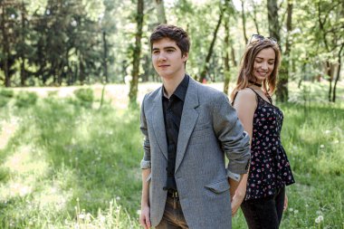 Adam kızı elinden tutuyordu. Birbirine aşık bir çift bahar parkında el ele yürür. Sevgililer gününde bahar parkında yürüyen genç bir çift.