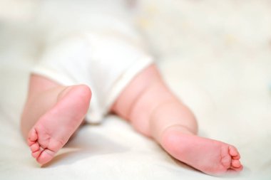 Beyaz bir vücut giysisi içinde ufacık bir bebek bacakları. Yatak odasındaki rahat bir karyolada yatan masum bir kıza hayranım..