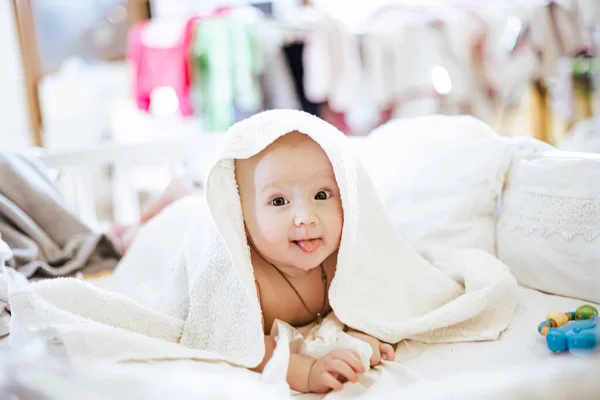 Ένα Μικρό Κορίτσι Κοιτάζει Έξω Κάτω Από Μια Λευκή Πετσέτα — Φωτογραφία Αρχείου