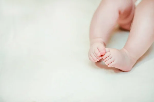 Nogi Dziecka Miesięcy Poskładały Jej Palce Małe Nóżki Dziecka Leżące — Zdjęcie stockowe