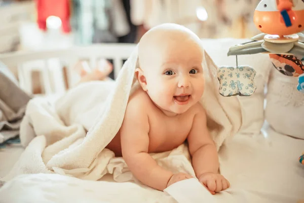 Uma Menina Engraçada Espreita Debaixo Uma Toalha Branca Fofa Bebê — Fotografia de Stock