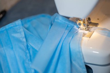 Elektrikli dikiş makinesinin detayları. Evde el dikimi tıbbi maskeler. Koruyucu maskeler üretmek için gerekli malzemelerin hazırlanması kısa bağ, sms, erime. Yumuşak odak