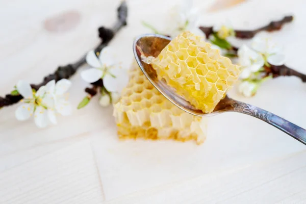 テーブルの上で蜂蜜と黄色のハニカムが壊れてる ハニー製品 健康的な自然食品の概念です スペースのコピー — ストック写真
