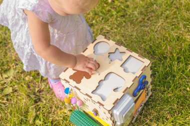 Mutlu bebek, anaokulunda bir klozet küpüyle oynuyor..