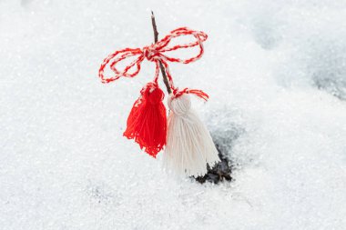 Beyaz ve kırmızı kablo savaşçısı. Baharda karda Martenitsa. Baharın sembolleri. Baba Marta tatili. Bulgaristan 'da gelenek. Baba Marta Günü.