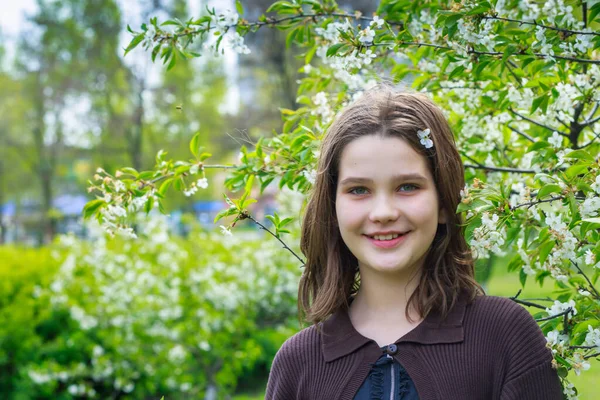 Gyönyörű Lány Cseresznyevirágok Között Tavasszal Egy Barna Hajú Zöld Szemű — Stock Fotó