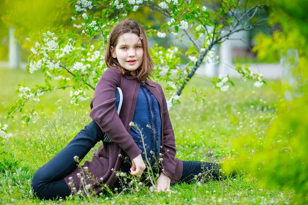 Gyermek Keresztkötélen Ült Egy Lány Szórakozik Tavaszi Parkban — Stock Fotó