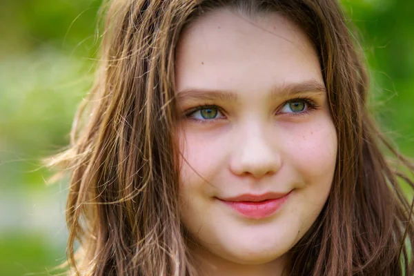 Egy Gyönyörű Lány Portréja Sötét Szőke Hajjal Egy Városi Parkban — Stock Fotó