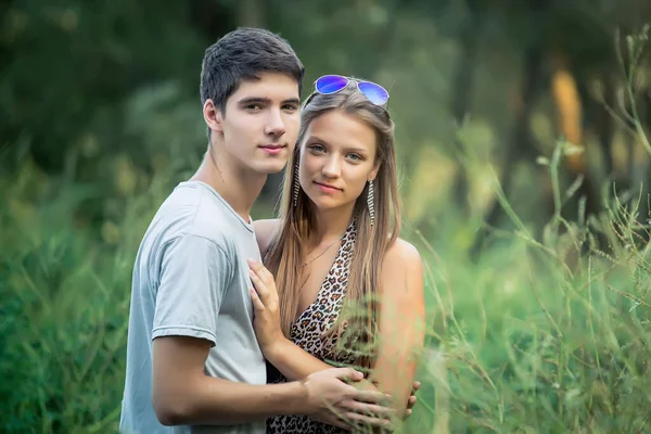 Beautiful Young Couple Socializes Nature Young Lovers Date City Park — Stock Photo, Image