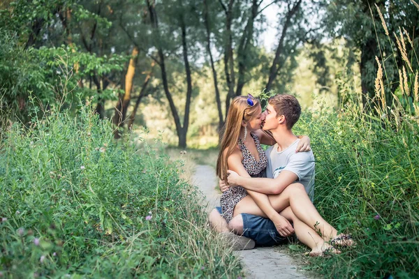 Junges Glückliches Paar Küsst Sich Während Sommer Bei Sonnenuntergang Auf — Stockfoto