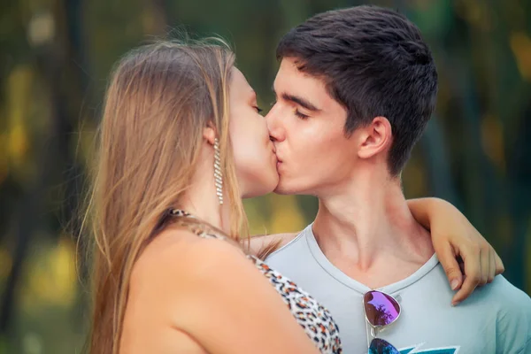 Casal Amor Beijos Verão Contra Pano Fundo Parque Tipo Rapariga — Fotografia de Stock