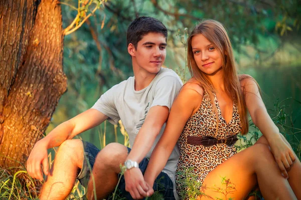 Liebender Und Glücklicher Kerl Und Mädchen Sitzen See Wald Verliebte — Stockfoto