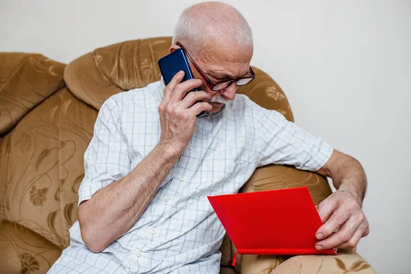 Old Man Talks Phone Writes Data Diary Glider Organization Business — Stock Photo, Image