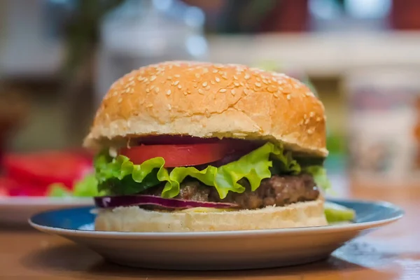 Hausgemachter Burger Mit Tomaten Rindfleisch Patty Frischer Belag Auf Vollkornbrötchen — Stockfoto