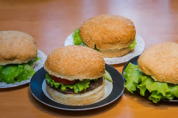 Vier Hausgemachte Burger Mit Tomaten Rindfleisch Patty Frische Beläge Auf — Stockfoto