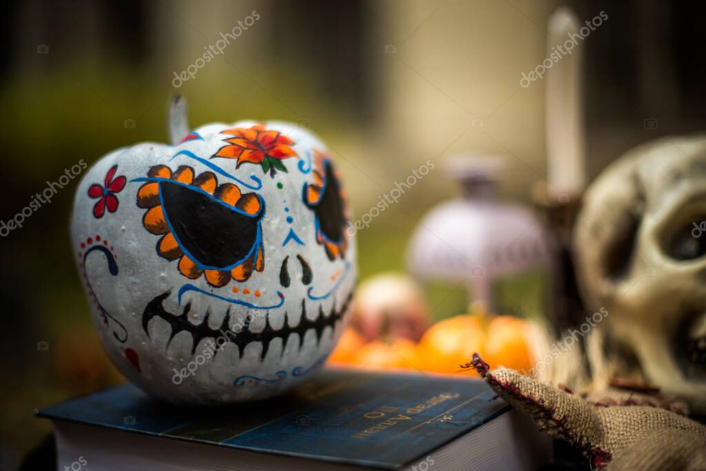 Cráneo humano aterrador, muñeca vudú y calabaza Halloween. Decoración