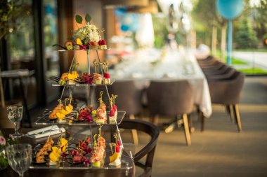 Koridorun arkasındaki tepede bir kanepe. Kanepenin arkasında şiş servis edilir..