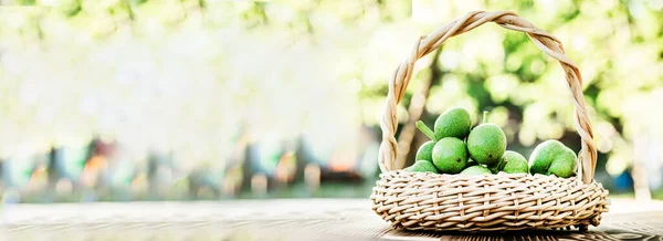 Зелені Горіхи Волоські Горіхи Плетеному Кошику Колекція Інгредієнтів Здорової Їжі — стокове фото