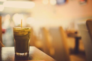 Bir kafenin arka planında limonata olan bir bardak. Ferahlatıcı bir içecek.