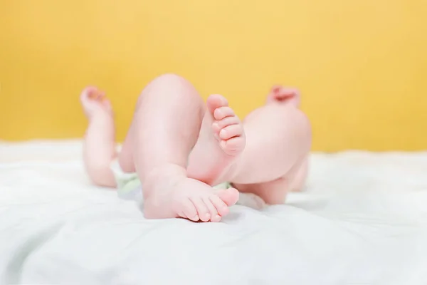 Tiny Legs Baby White Bodysuit Admiring Innocent Girl Lying Comfortable — Stock Photo, Image