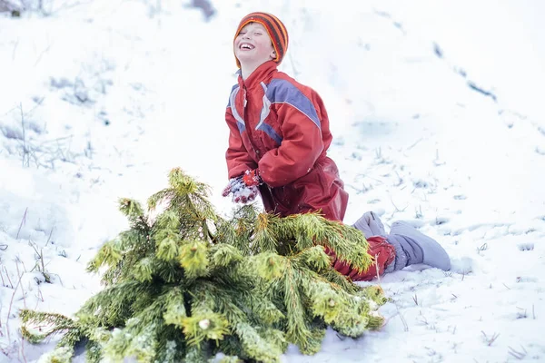 Enfant Joyeux Traîne Arbre Noël Dans Neige Garçon Rit Joyeusement — Photo