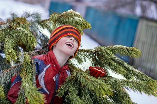 Chłopiec Zimowym Garniturze Ciągnie Choinkę Świątecznego Targu Przygotowanie Rodzinnych Wakacji — Zdjęcie stockowe