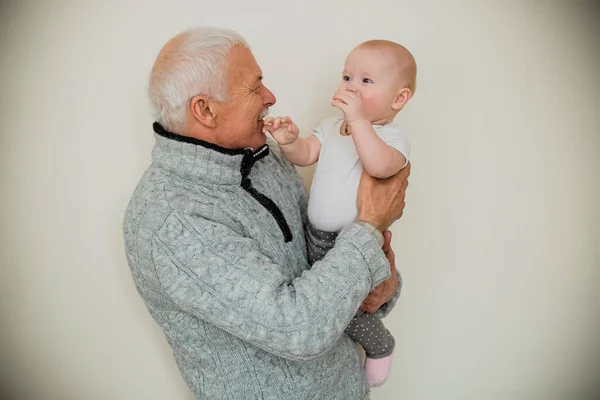 Dziadek Trzymając Swojego Wnuka — Zdjęcie stockowe