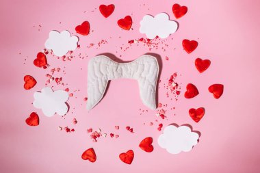 Kağıt bulutlar çerçevesinde melek kanatları, Sevgililer Günü ortamları