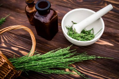 At kuyruğundan bir fincan çay, taze iksirden yapılmış, eczane havanından. At kuyruğu aşıları ödem için idrar söktürücü olarak kullanılır.