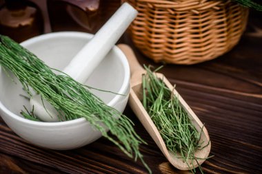 At kuyruğundan bir fincan çay, taze iksirden yapılmış, eczane havanından. At kuyruğu aşıları ödem için idrar söktürücü olarak kullanılır.