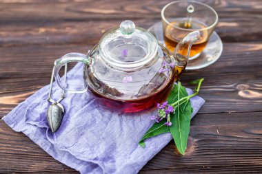 Taze yapraklı ve çiçekli bir fincan bitki çayı. Matthiola incana, Brompton stoku, beyaz stok, on haftalık stok, ve taze tırnak içinde yeşil çiçek çayı, antiseptik bir etki yaratabilir.