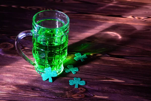 Кельтская Вечеринка Счастливый Трилстник Стаканом Зеленого Пива Баре Праздник День — стоковое фото