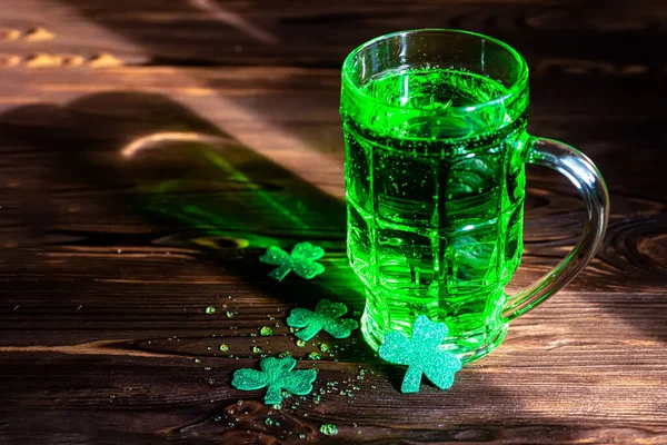 День Святого Партика Алкогольное Зеленое Пиво Стаканах Листья Клевера — стоковое фото